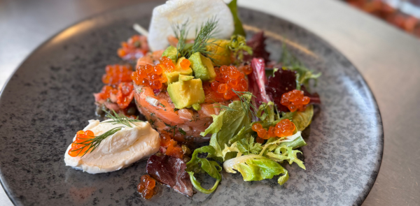 Lachstatar-mit-marinierter-Avocado